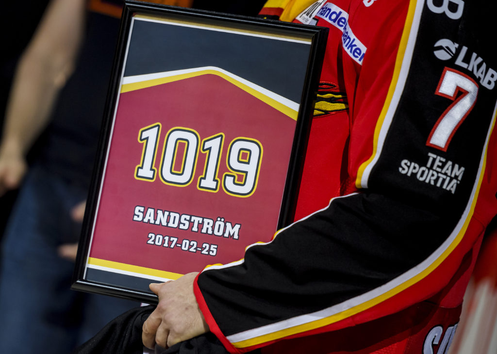 Sandström hyllas av publiken l Luleå efter att ha blivit den som gjort flest SHL-matcher genom tiderna – 1019 stycken.