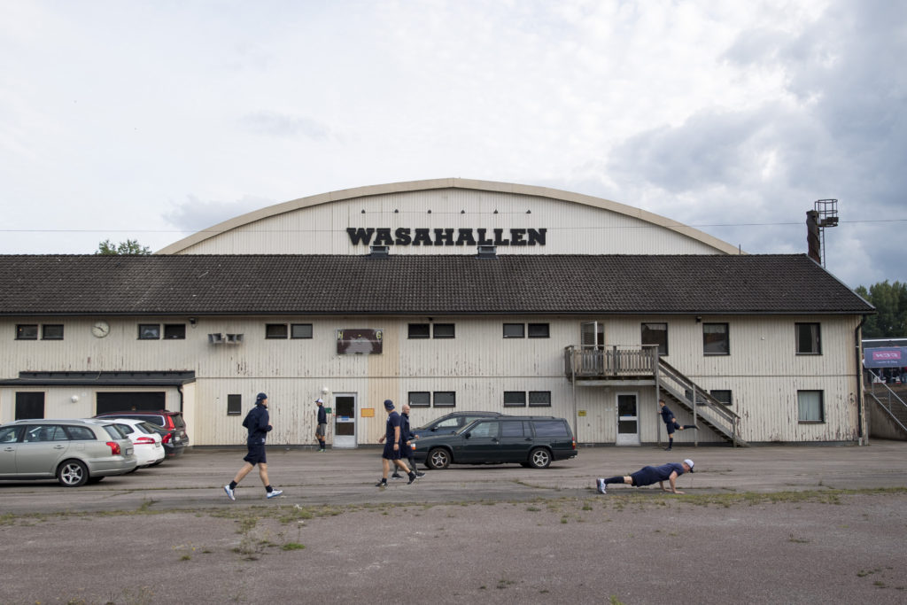 170817 Spelare frn Linkping vrmer upp utanfr Wasahallen infr trningsmatchen mellan Frjestad och Linkping den 17 augusti 2017 i Filipstad.
Foto: Fredrik Karlsson / BILDBYRN / kod FK / Cop 185