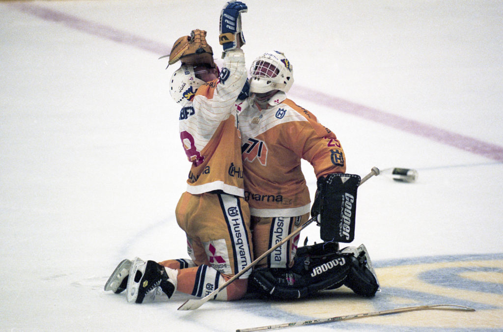 Boo Ahl jublar efter segern i SM-finalen 1995 mot Brynäs. Foto: BILDBYRÅN