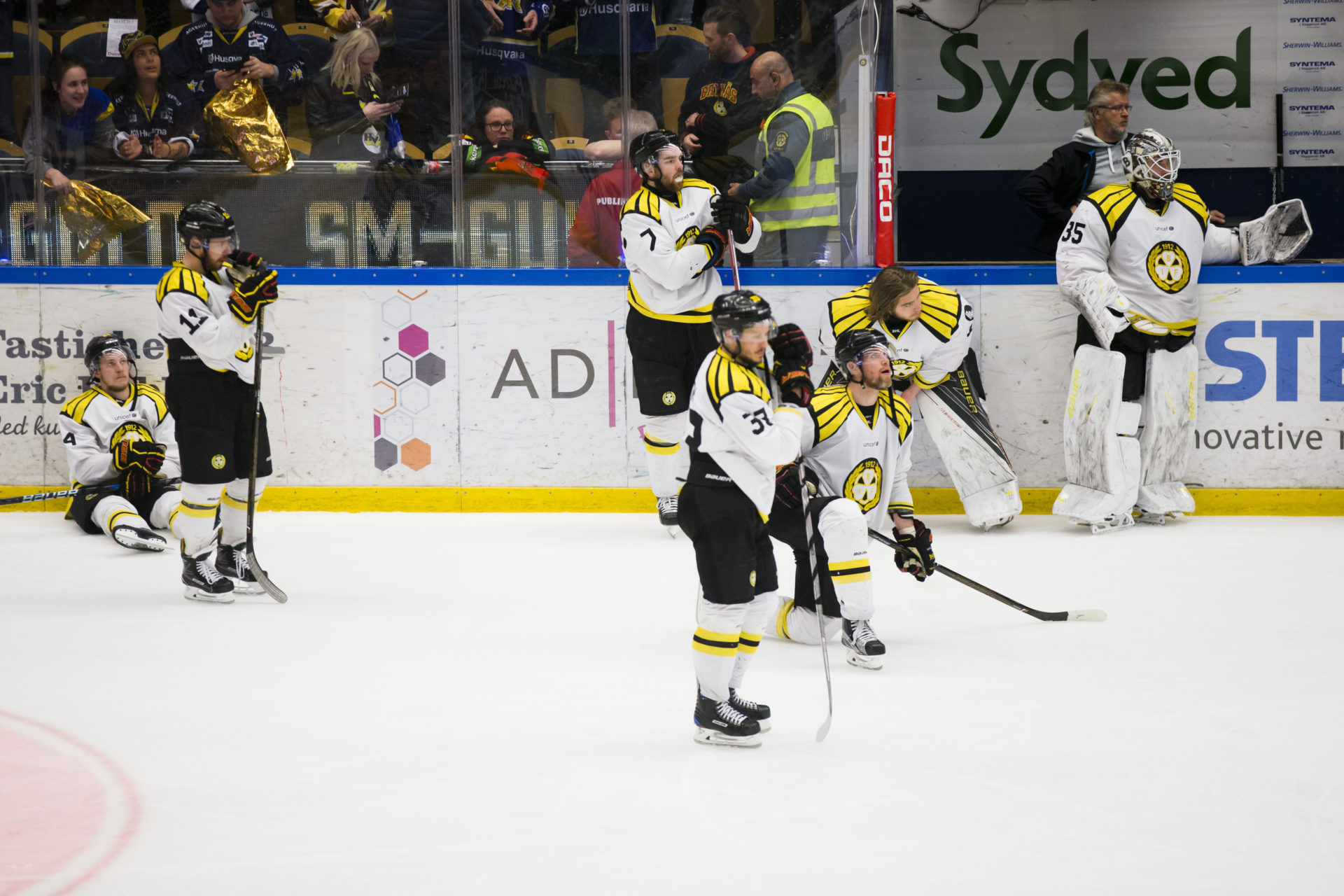 foto : stefan persson : 170429 bryns jonathan pudas, kevin clark, ponthus westerholm, elias flth, daniel paille, mlvakt felix sandstrm och mlvakt david rautio deppar efter final 7 i sm-slutspelet i ishockey mellan hv71 och bryns den 29 april 2017 i jnkping. 
foto: stefan persson / bildbyrn / cop 107
ishockey shl shl 16/17 svenska hockeyligan swedish hockey league hv71 bryns slutspel sm-slutspel final depp ishockey, shl, final 7, hv71 - bryn