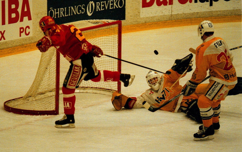 Ahl gör en rädning under förtsa finalmatchen 1995. Foto: FREDRIK 